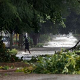 Huracán Rafael deja 461 derrumbes y un apagón total en La Habana
