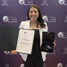 Katherin Estacio, periodista de 90 Minutos, fue reconocida en los Premios Simón Bolívar 2024