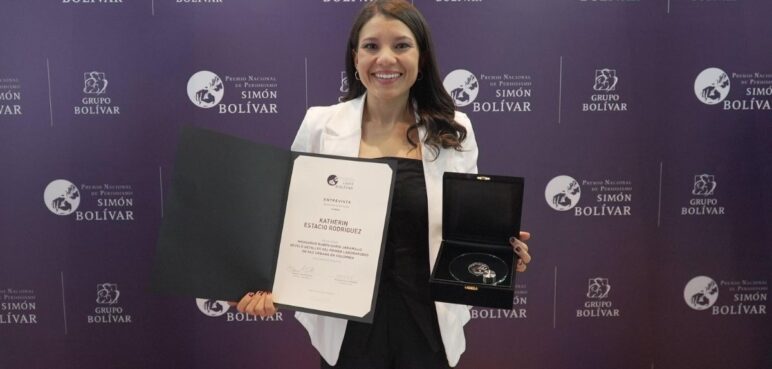 Katherin Estacio, periodista de 90 Minutos, fue reconocida en los Premios Simón Bolívar 2024