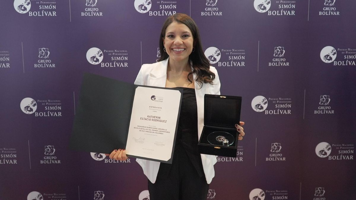 Katherin Estacio, periodista de 90 Minutos, fue reconocida en los Premios Simón Bolívar 2024