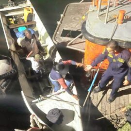 Rescatan a dos adultos y a un niño en aguas del Pacífico sur colombiano