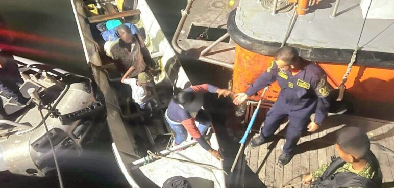 Rescatan a dos adultos y a un niño en aguas del Pacífico sur colombiano