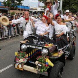 Revive el pasado en el desfile de autos clásicos y antiguos: programación del tercer día de Feria