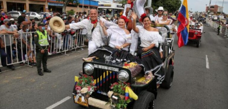 Revive el pasado en el desfile de autos clásicos y antiguos: programación del tercer día de Feria
