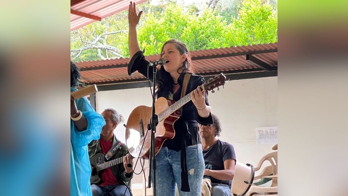 La cantautora que enseña a cuidar el agua con instrumentos hechos de material reciclado