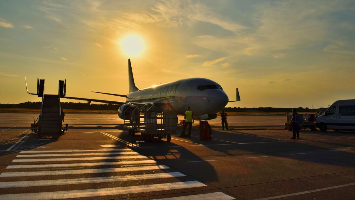 avion en la pista de un aeropuerto.