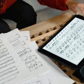Villancicos modernos y clásicos que le dan ritmo y emoción a la Navidad