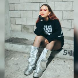 Ella es Ela Taubert, cantante colombiana que brilló en los Grammy