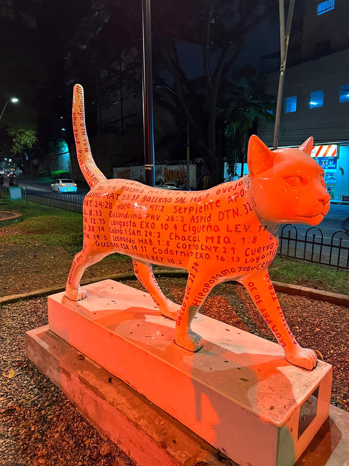 Cali homenajea a los Bomberos Voluntarios iluminando de rojo sus monumentos icónicos