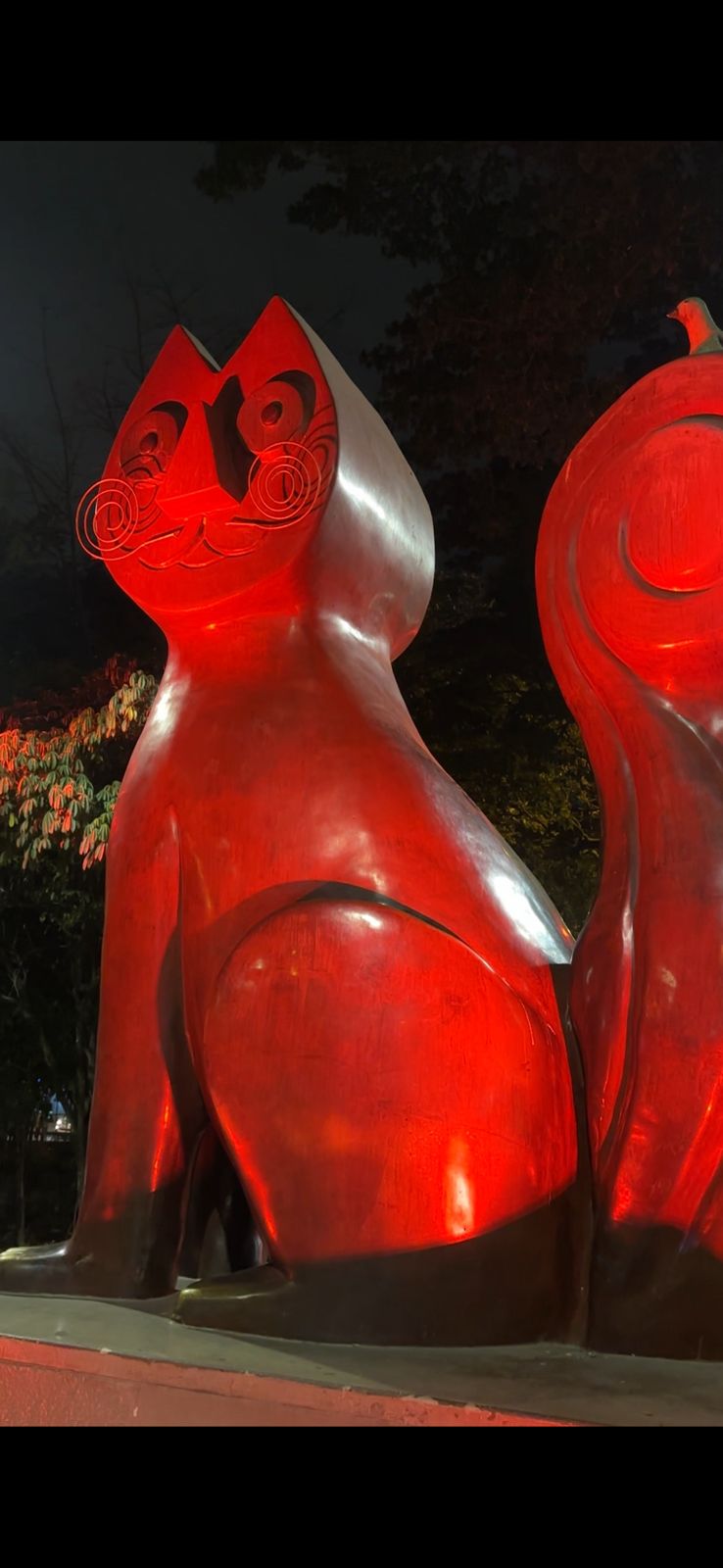 Cali homenajea a los Bomberos Voluntarios iluminando de rojo sus monumentos icónicos