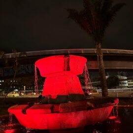 Cali homenajea a los Bomberos Voluntarios iluminando de rojo sus monumentos icónicos