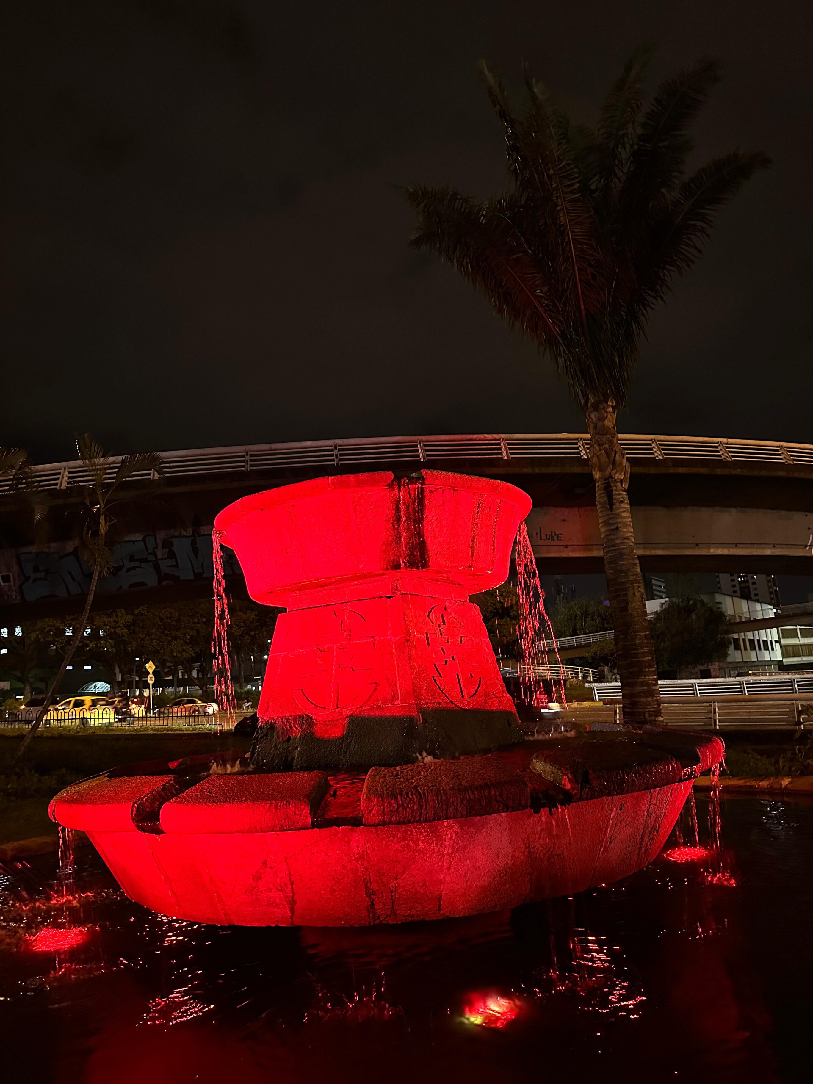 Cali homenajea a los Bomberos Voluntarios iluminando de rojo sus monumentos icónicos