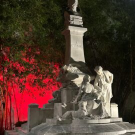 Cali homenajea a los Bomberos Voluntarios iluminando de rojo sus monumentos icónicos