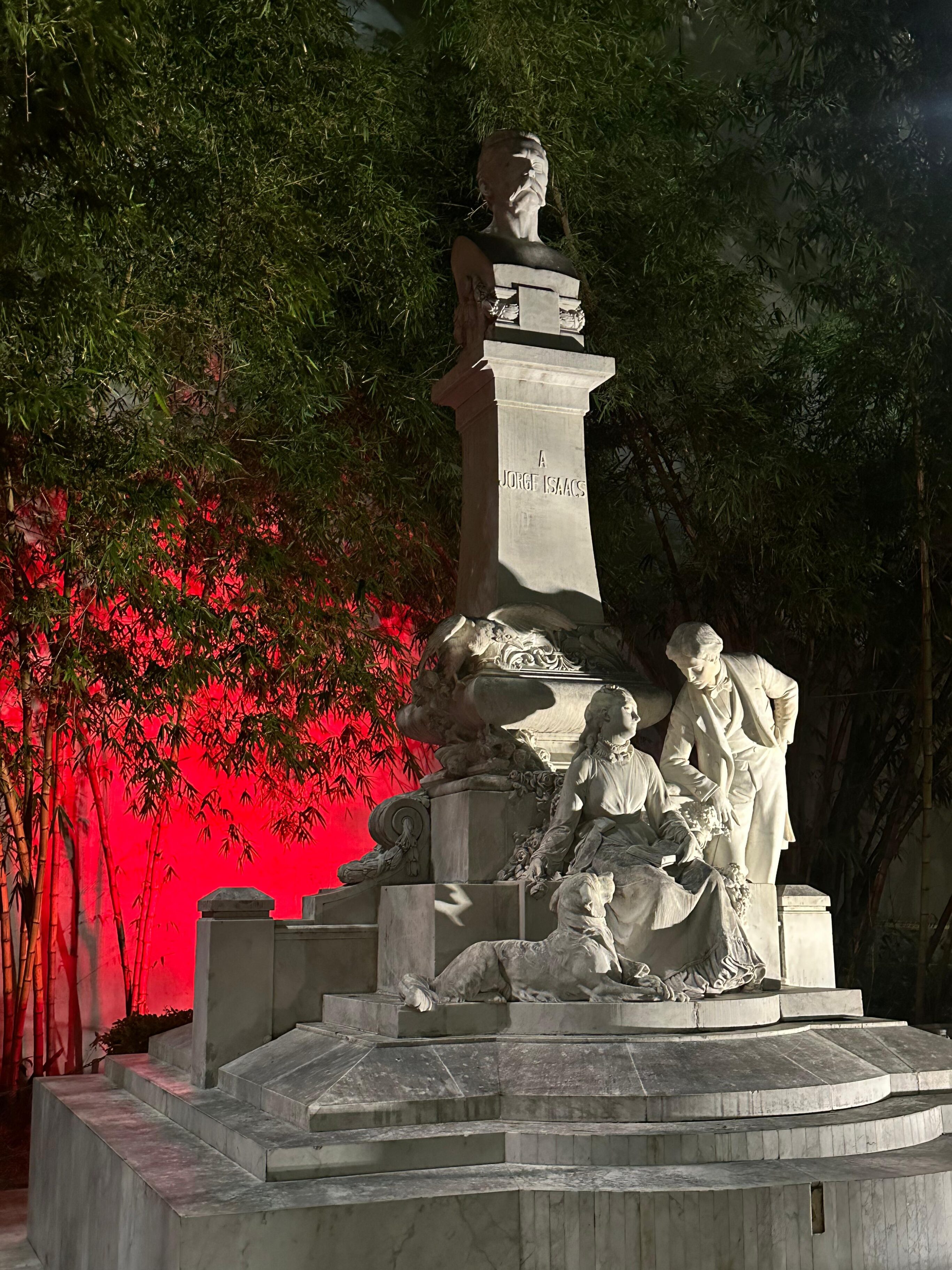 Cali homenajea a los Bomberos Voluntarios iluminando de rojo sus monumentos icónicos