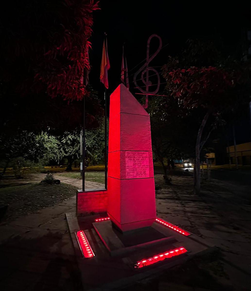 Cali homenajea a los Bomberos Voluntarios iluminando de rojo sus monumentos icónicos