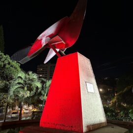Cali homenajea a los Bomberos Voluntarios iluminando de rojo sus monumentos icónicos