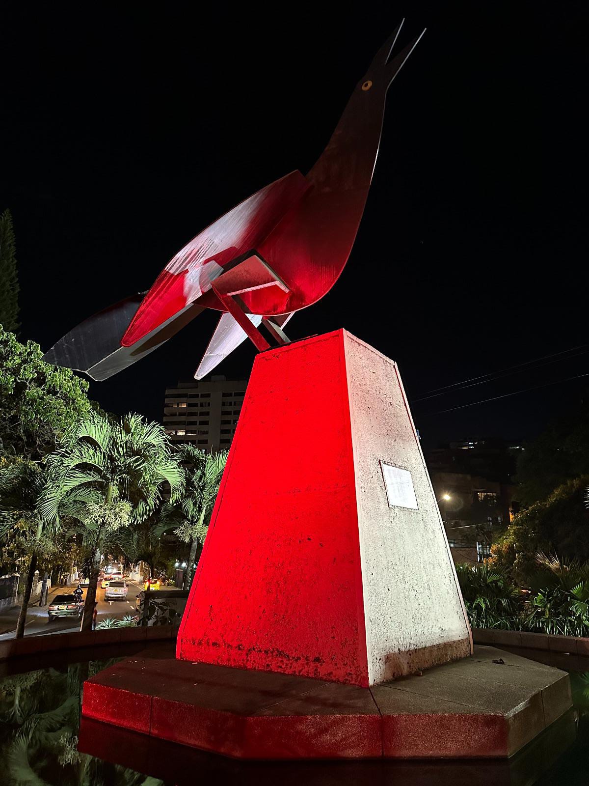 Cali homenajea a los Bomberos Voluntarios iluminando de rojo sus monumentos icónicos