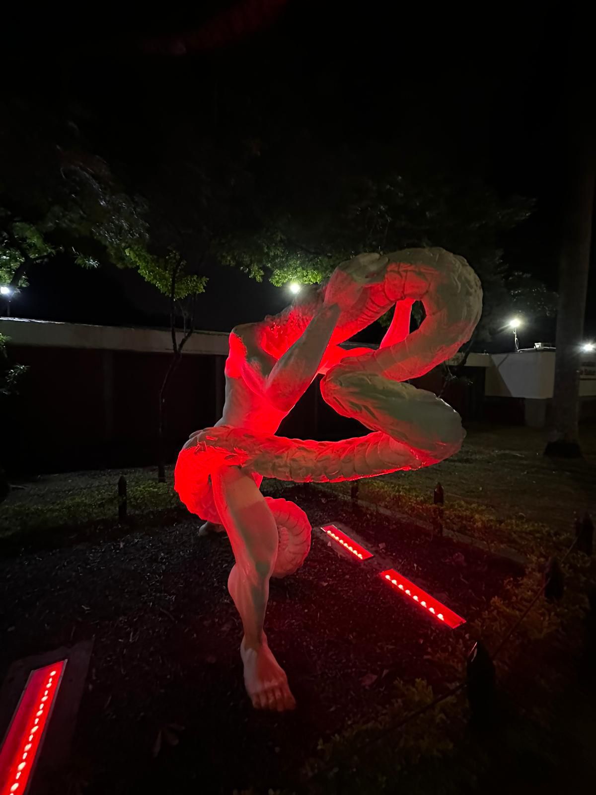 Cali homenajea a los Bomberos Voluntarios iluminando de rojo sus monumentos icónicos