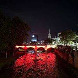 Cali homenajea a los Bomberos Voluntarios iluminando de rojo sus monumentos icónicos