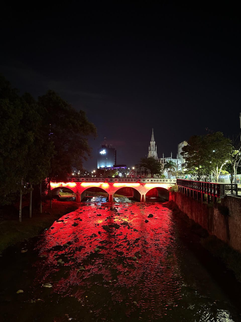 Cali homenajea a los Bomberos Voluntarios iluminando de rojo sus monumentos icónicos