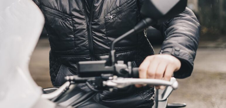 Así se debe frenar una moto correctamente: moteros, ¿lo hacían bien?