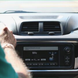 ¿Sabía qué existen multas por conducir con música alta? Ojo a los detalles