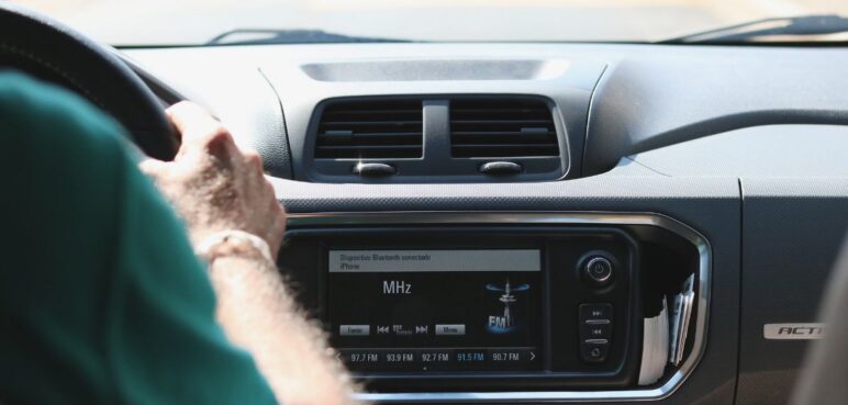 ¿Sabía qué existen multas por conducir con música alta? Ojo a los detalles
