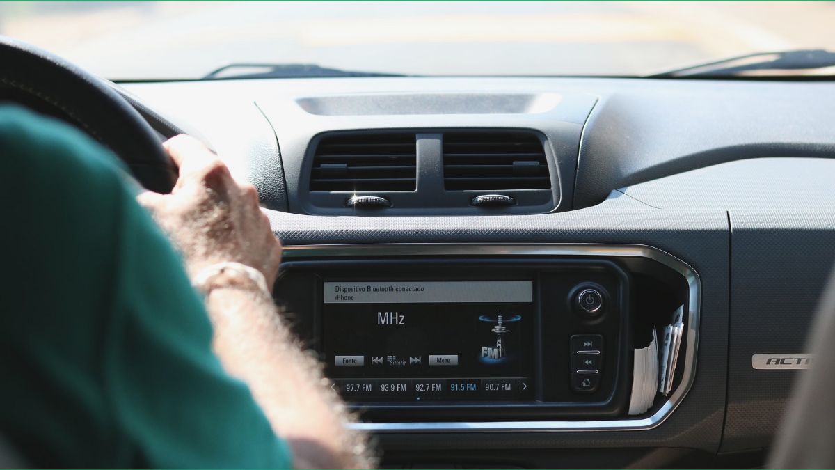 radio de carro encendido.