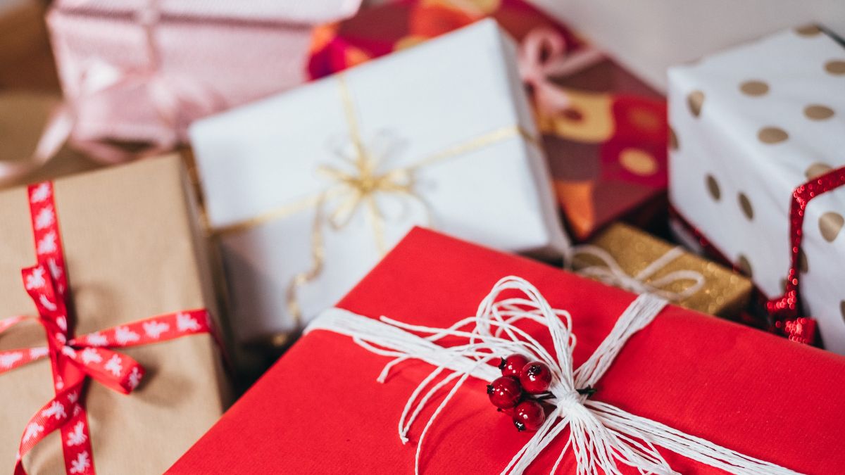 regalos en el árbol de navidad.