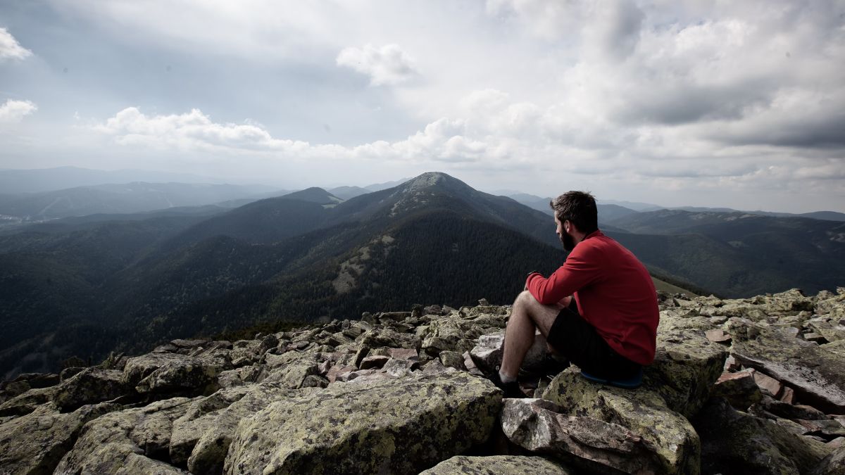 turista en montaña.