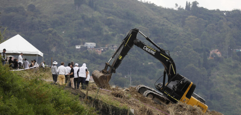 Encuentran los primeros restos humanos en escombrera de Medellín tras años de búsqueda