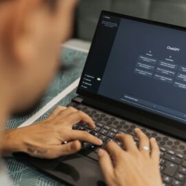 ¿Qué hace diferente a Grok, el nuevo chatbot de IA de X (Twitter)?
