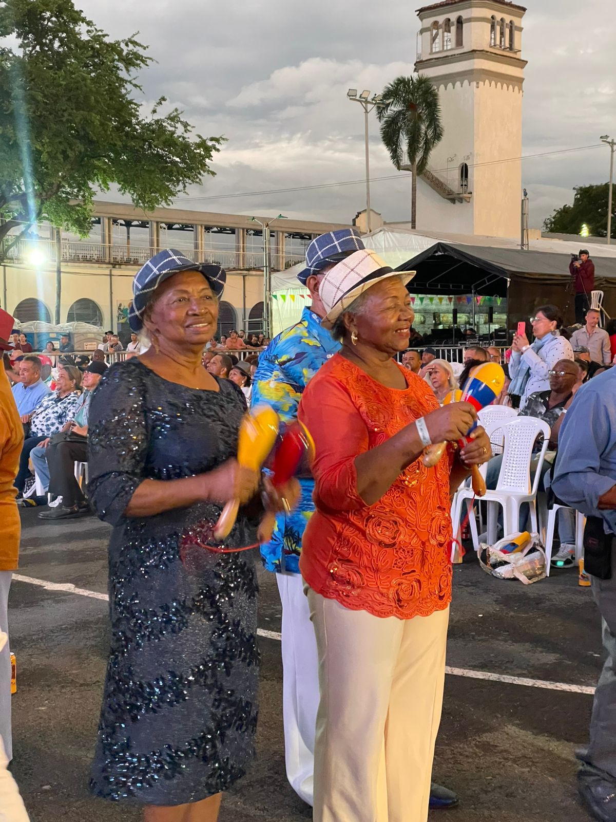 Figuras del espectáculo nacional acompañan el desfile ‘Fiesta de mi Pueblo’ en el segundo día de Feria