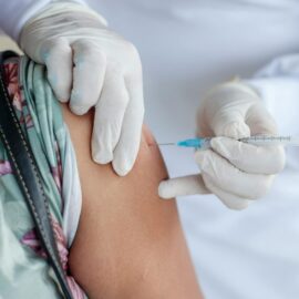 Autoridades de salud en Cali intervienen frente a brote de influenza en colegio