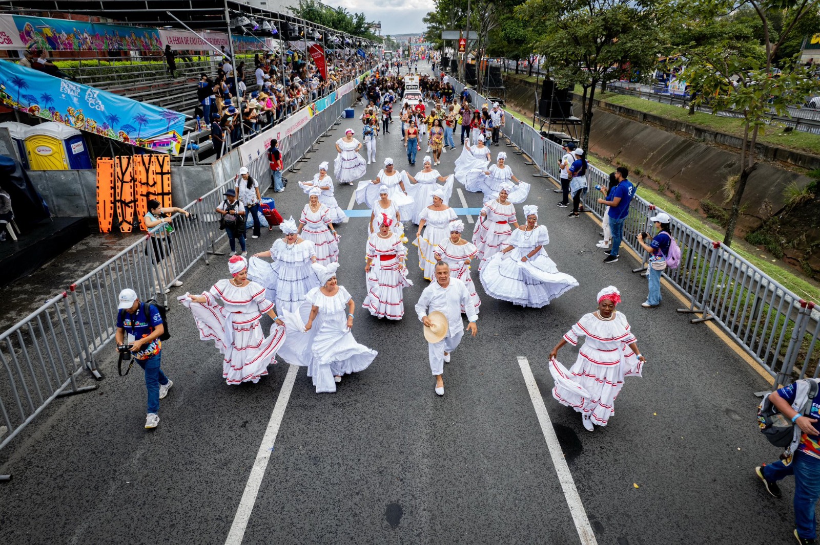 El rugir de los motores y el brillo de las carrocerías: así avanza el desfile de autos clásicos