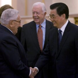 Carter, un "viejo amigo" de China que contribuyó a que Pekín saliera de su aislamiento. El presidente chino, Hu Jintao, estrecha la mano del ex secretario de Estado estadounidense Henry Kissinger y en presencia el ex presidente estadounidense Jimmy Carter (c) durante su encuentro mantenido en el Gran Salón del Pueblo en Pekín, China, 12 de enero de 2009. EFE/Elizabeth Dalziel. POOL