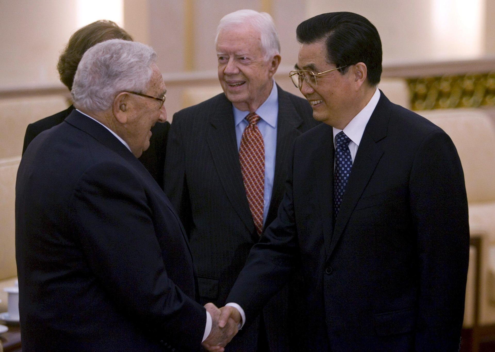 Carter, un "viejo amigo" de China que contribuyó a que Pekín saliera de su aislamiento. El presidente chino, Hu Jintao, estrecha la mano del ex secretario de Estado estadounidense Henry Kissinger y en presencia el ex presidente estadounidense Jimmy Carter (c) durante su encuentro mantenido en el Gran Salón del Pueblo en Pekín, China, 12 de enero de 2009. EFE/Elizabeth Dalziel. POOL