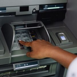 Un botón que puede proteger su bolsillo: así puede evitar ser víctima de fraudes en cajeros