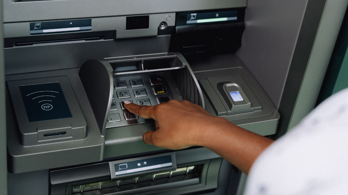 cajero automatico siendo usado para retirar dinero.