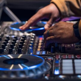 Las mejores canciones para escuchar el 31 de diciembre: Infaltables en el fin de año