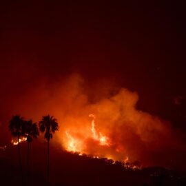 El incendio de Malibú se propaga sin control impulsado por los fuertes vientos