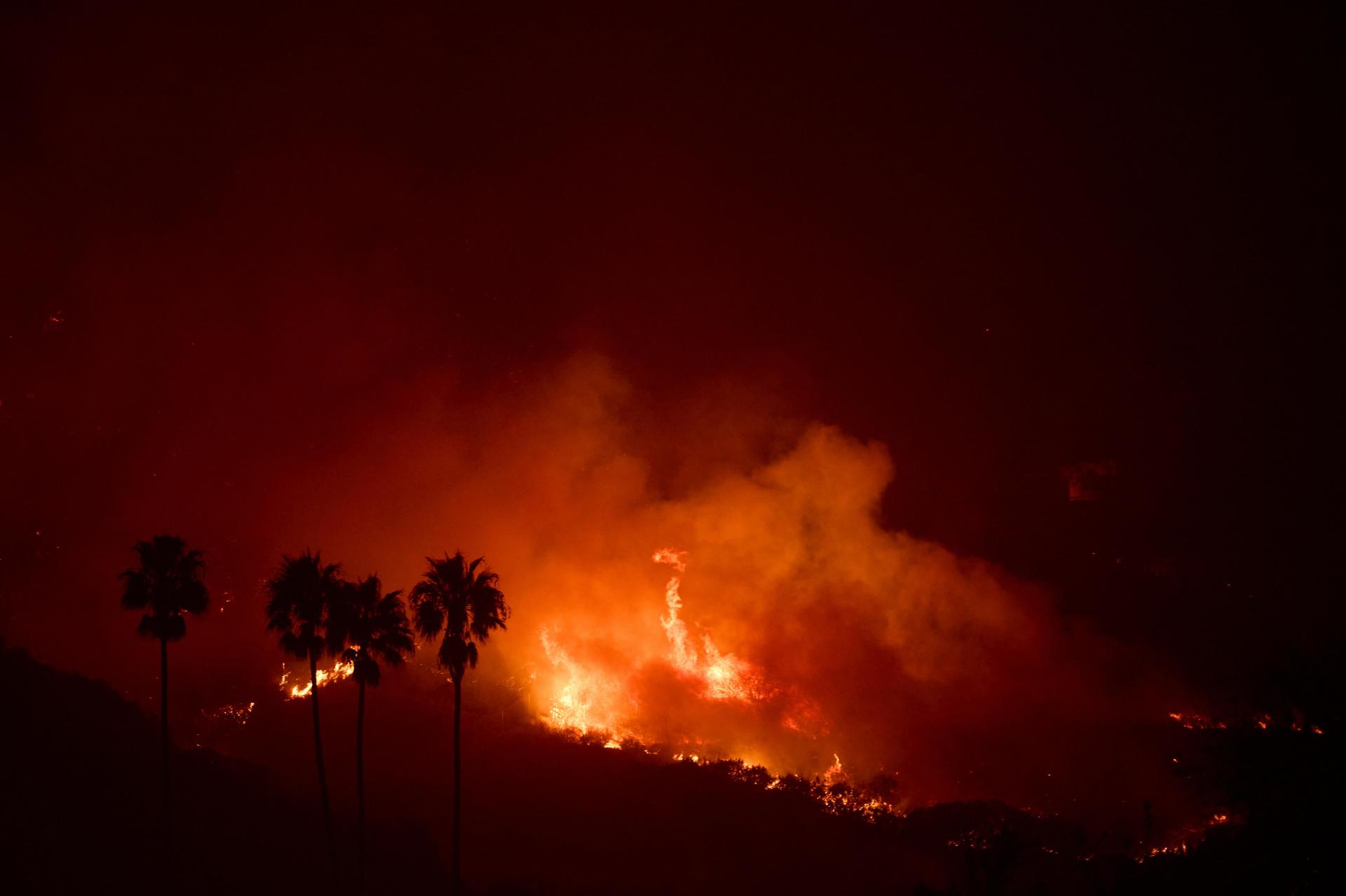 El incendio de Malibú se propaga sin control impulsado por los fuertes vientos