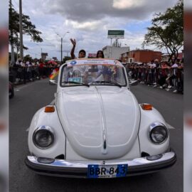 Caleños opinan en el desfile de autos clásicos y antiguos