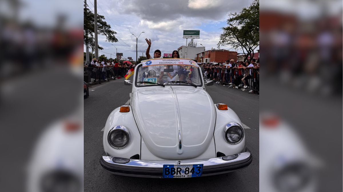 Caleños opinan en el desfile de autos clásicos y antiguos