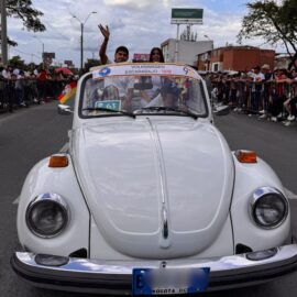 El rugir de los motores y el brillo de las carrocerías: así avanza el desfile de autos clásicos