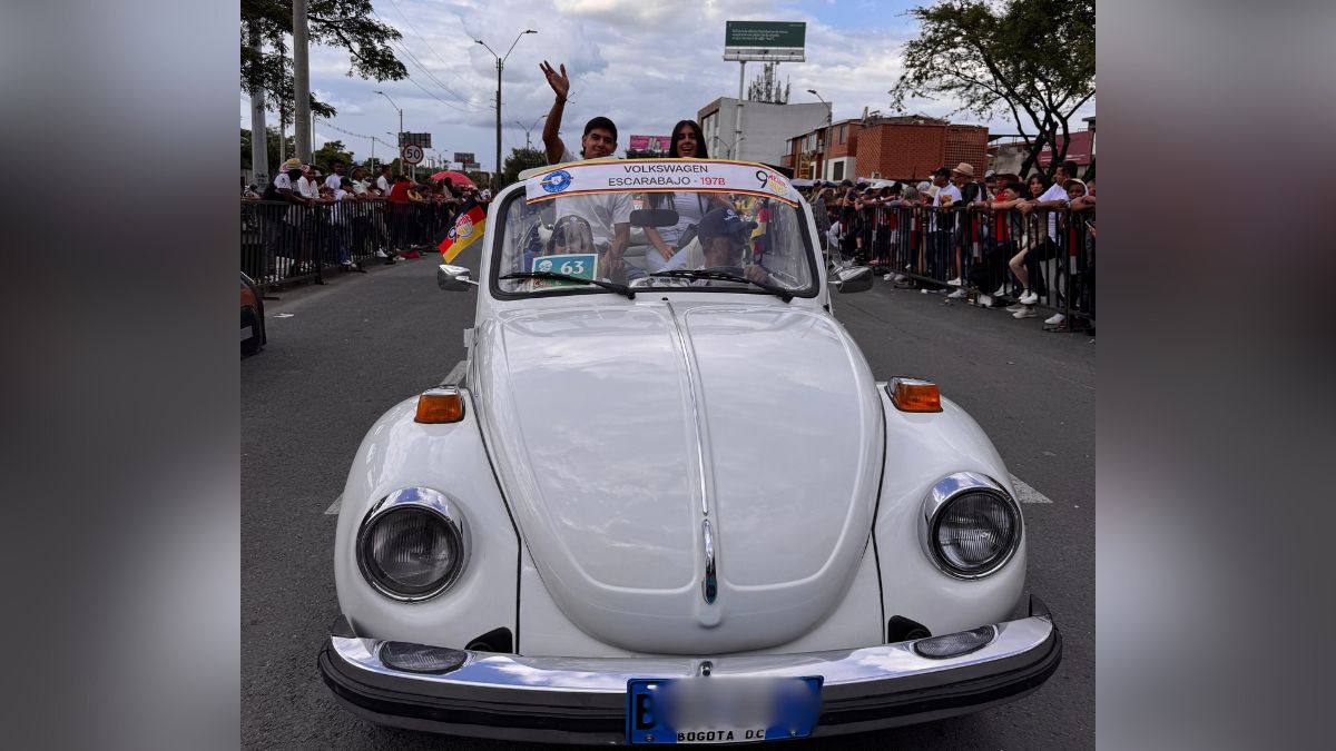 El rugir de los motores y el brillo de las carrocerías: así avanza el desfile de autos clásicos
