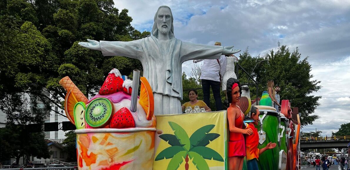 Con carrozas y comparsas se celebró la ‘Fiesta de mi Pueblo, un paraíso musical’