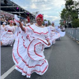 Con carrozas y comparsas se celebró la ‘Fiesta de mi Pueblo, un paraíso musical’
