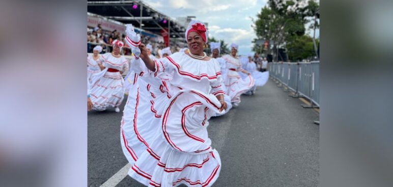 Con carrozas y comparsas se celebró la ‘Fiesta de mi Pueblo, un paraíso musical’