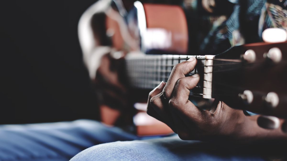 persona tocando una guitarra.